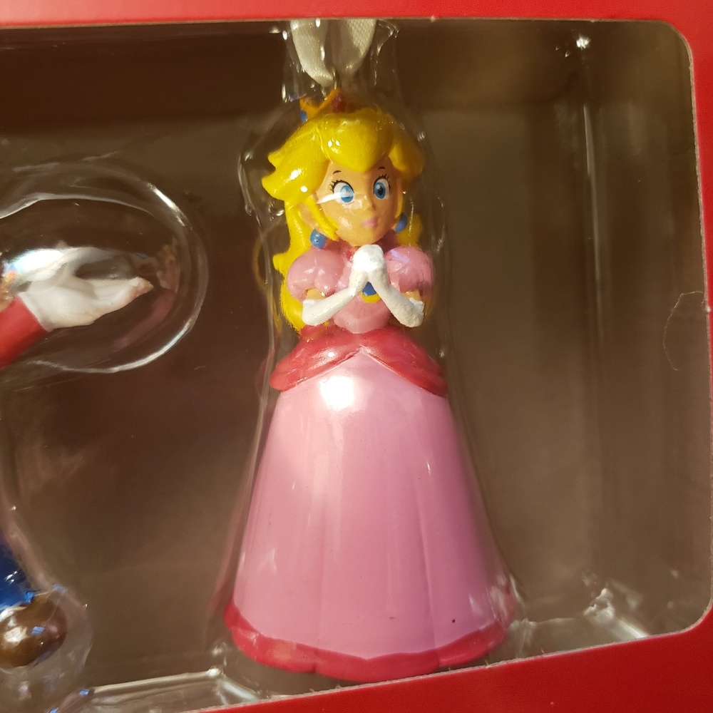 Super Mario Bros. Mario & Princess Peach Ornaments - Picture 3 of 4